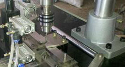 使用全自動(dòng)鉆孔機(jī)，有效的提高生產(chǎn)的效率